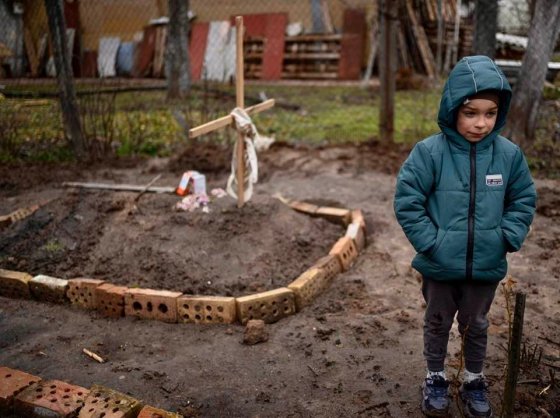 6 წლის უკრაინელი ბიჭუნა რუსული აგრესიის შედეგად მოკლული დედის საფლავზე, კიევის ოლქი