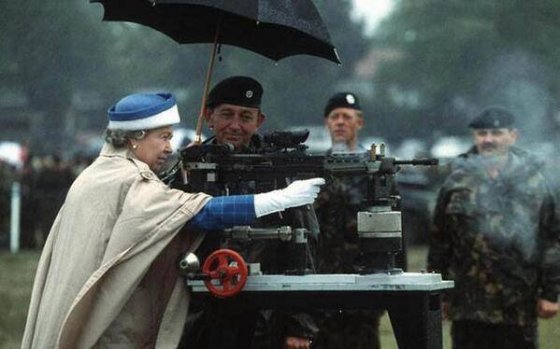 დედოფალი ელიზაბეტ II ისვრის ბრიტანული L85 მოიერიშე შაშხანიდან, 1993 წელი.
