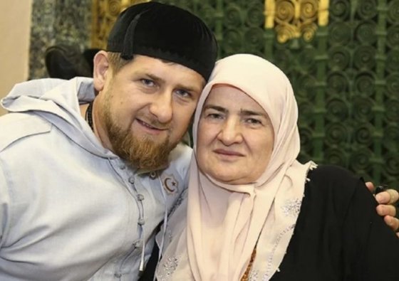 კადიროვი დედასთან -Аймани Несиевна Кадырова -სთან ერთად