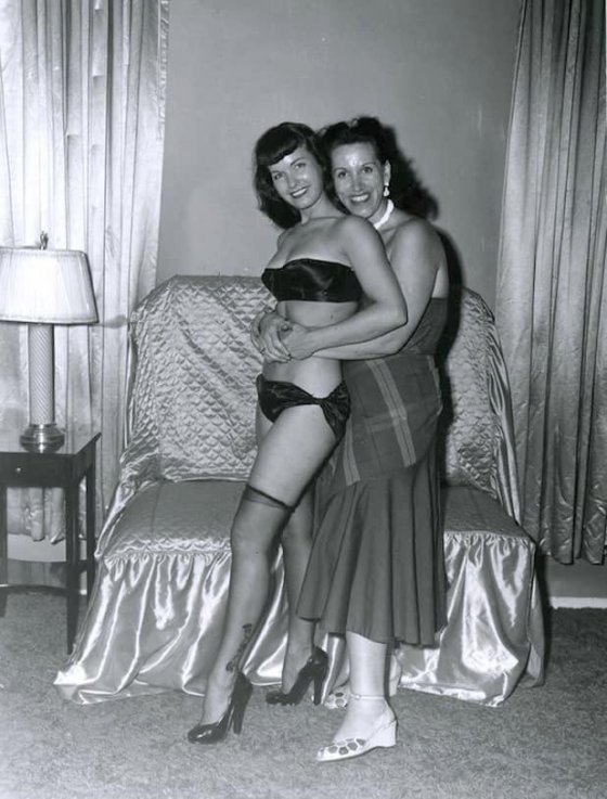 ბეტი პეიჯი (მარცხნივ) თავის ფოტოგრაფ პაულა კლოვთან ერთად,  1950-იანი წლების შუა ხანებში.