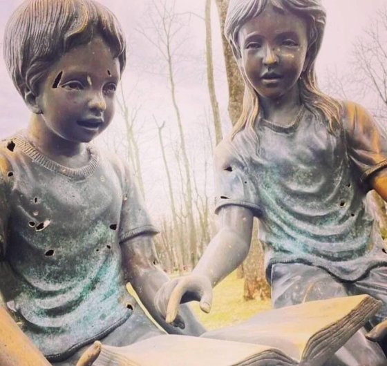 ხარკოვში მდებარე “ბედნიერი ბავშვობის” ძეგლი, რომელსაც რუსული აგრესიის კვალი ეტყობა