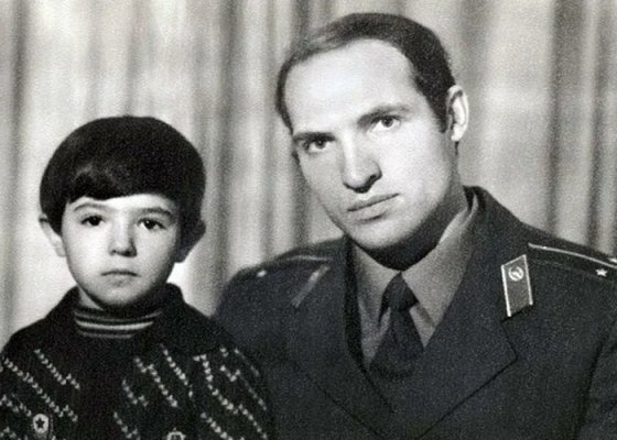 ბელორუსის დიქტატორი შვილთან ერთად, სამხედრო სამსახურში ყოფნისას