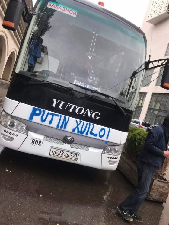 წარწერა თბილისში მყოფ რუსულ ავტობუსზე