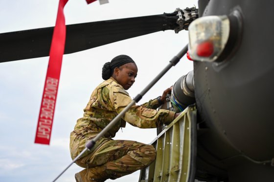 აშშ სამხედრო-საჰაერო ძალების კაპრალი დეიზი ჩიკვანა გეგმიურ შემოწმებას უტარებს "Apache"-ს