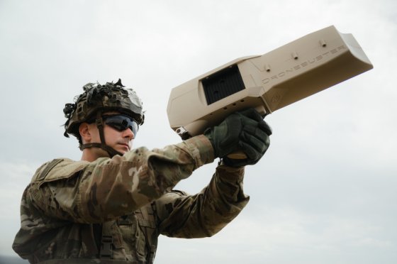 ამერიკელი მედესანტე სამხედრო სწავლებისას იყენებს დრონსაწინააღმდეგო იარაღს "Dronebuster 3B"
