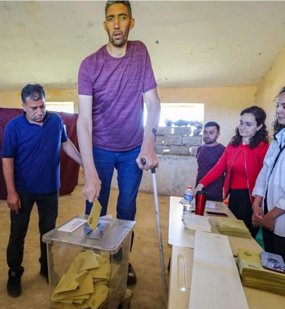მსოფლიოში ყველაზე მაღალი თურქი მამაკაცი, საპრეზიდენტო არჩევნებზე მივიდა
