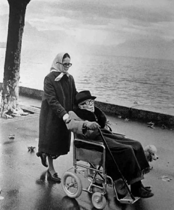 ლეგენდარული ჩარლი ჩაპლინის უკანასკნელი სურათი მეუღლესთან ერთად შვეიცარიაში