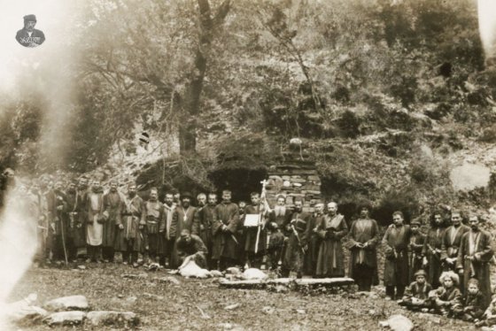 სალოცავში შეკრებილი ფშაველები, 1908 წელი