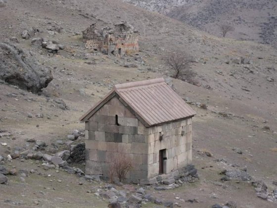 წმინდა თევდორე ტირონისა და წმინდა გიორგის ეკლესიები, სოფელი ფია