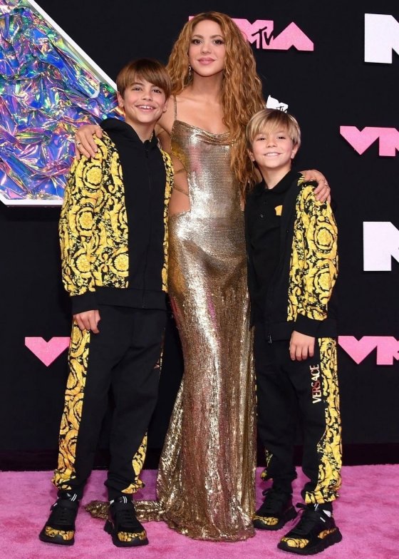 შაკირა შვილებთან ერთად  MTV VMAs-ზე