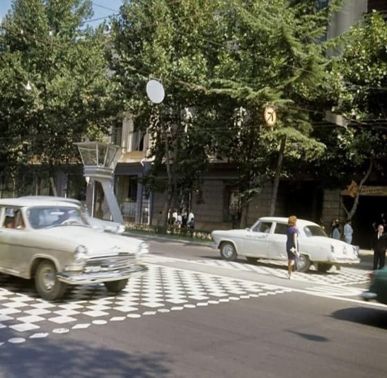 60-იან წლებში თბილისში, რუსთაველის გამზირზე ზებრა–ხაზები იყო