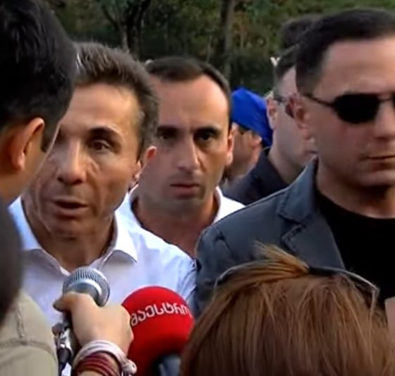 ოლიგარქის პირადი მცველები, რომლებიც ძალაუფლების მოპოვების შემდეგ თანამდებობებზე დანიშნა