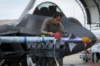 აშშ-ს სამხედრო-საჰაერო ძალების მფრინავი ქალი, ლაეტა კისენა ამოწმებს რაკეტას "AIM"