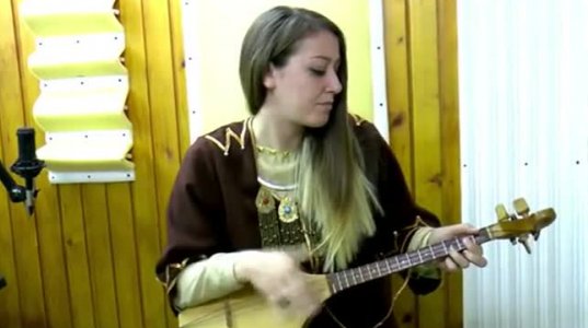 ლონდონელმა გოგომ ისწავლა ფანდურზე დაკვრა და ქართული სიმღერები..