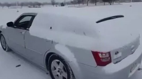 ამ ბიჭმა მანქანის თოვლისგან გაწმენდის მშვენიერ ხერხს მიაგნო