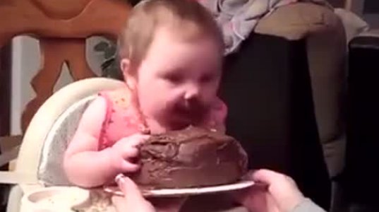 ასე მიირთმებს 1 წლის გოგო შოკოლადის ტორტს