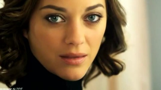 Marion Cotillard-ი წარმოგიდგენთ შუბლის ძუძუებს