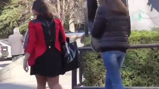 ორი გოგო თბილისელ გოგოებს ტრაკზე ხელს ურტყავს
