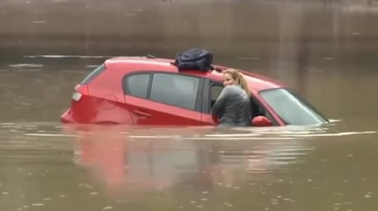 ქალი მანქანით წყალში გადავარდა