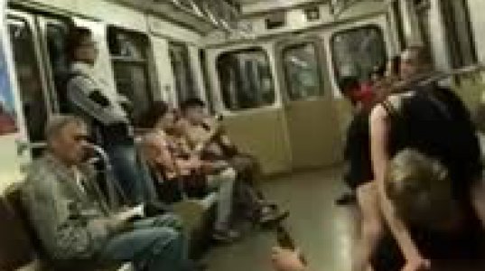 სექსი მეტროში და აღშფოთებული მგზავრები (ვიდეო)