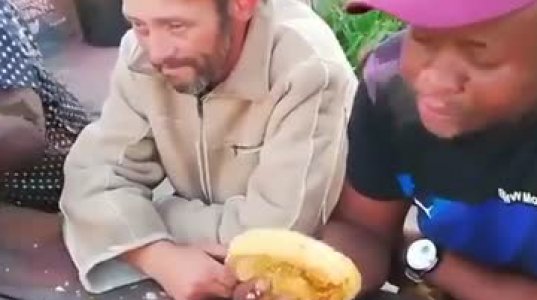 ვიდეო, რომელმაც სოციალურ ქსელში საყოველთაო აღშფოთება გამოიწვია. ორი შავკანიანი მამაკაცი უსახლკარო ადამიანის თვალწინ საჭმელს დემონსტრაციულად ჭამს