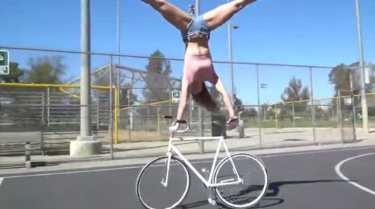 ვიოლა ბრანდის დაუჯერებელი "ცეკვა" ველოსიპედით