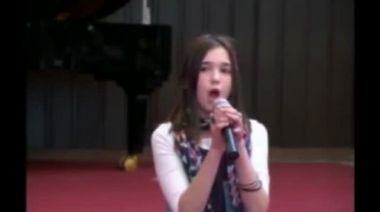 12 წლის დუა  ლიპა მღერის