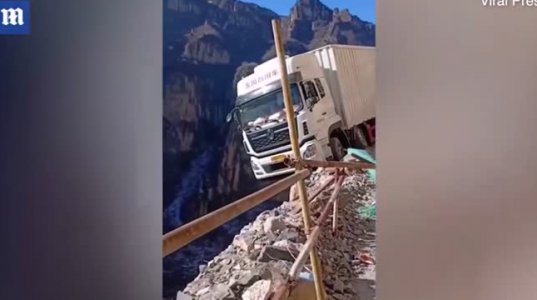 ჩინეთში ტრაილერი ვიწრო კლდიან გზაზე 100 მეტრიანი უფსკრულის პირას გაიჭედა