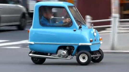 მამაკაცი, რომელსაც მსოფლიოში ყველაზე პატარა მანქანა ჰყავს,მისი სიგრძე 103 სმ-ია