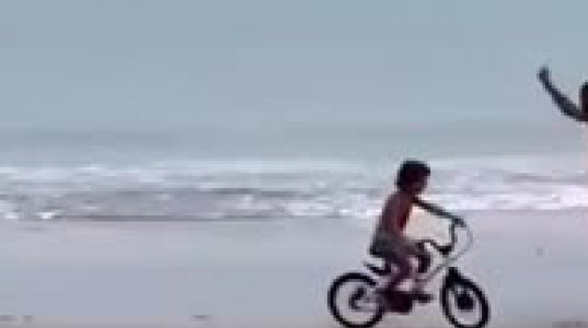მამა შვილს ველოსიპედის ტარებას ასწავლის