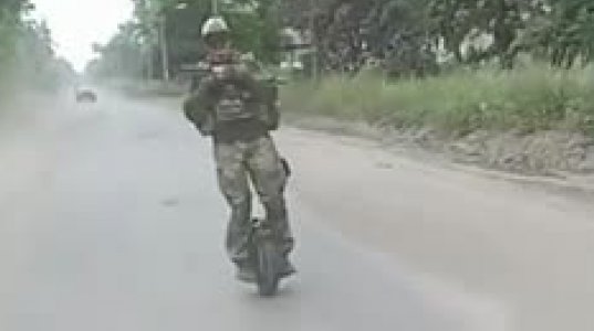 უკრაინელი ჯარისკაცი გადასაადგილებლად თანამედროვე საშუალებას იყენებს